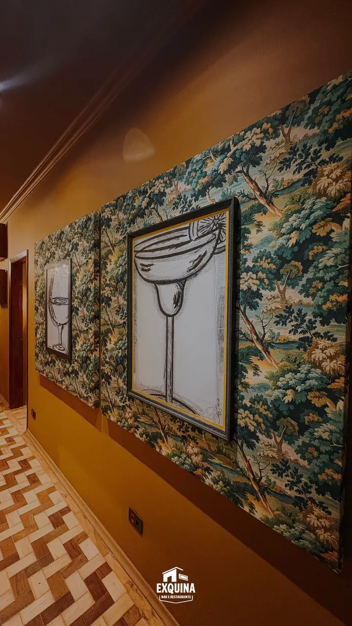 Decoração interna do Exquina Bar com quadros de taças