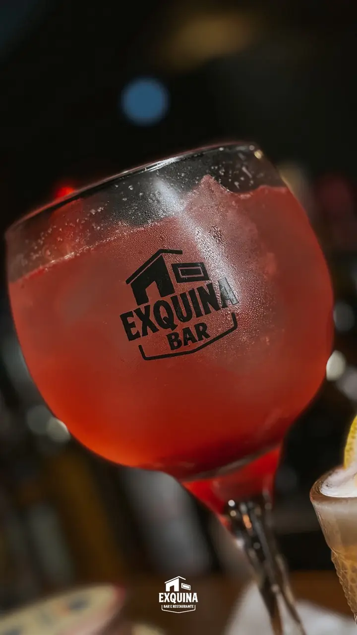 Drink autoral servido em taça personalizada do Exquina Bar